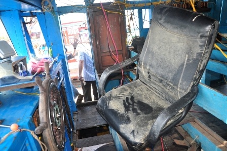 Ghế và bánh lái bên trong cabin tàu