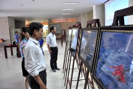 Người dân xem clip tàu Trung Quốc đâm chìm tàu cá ngư dân Đà Nẵng