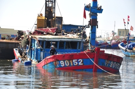 Tàu cá ĐNa 90152 được kéo vào âu thuyền Thọ Quang (Sơn Trà, Đà Nẵng) vào tối qua 1/6