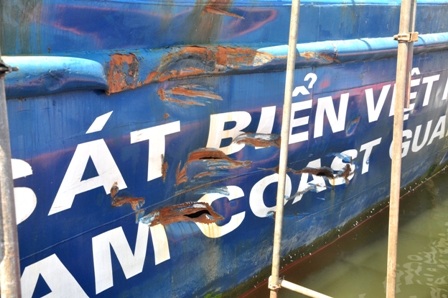 Các vết thủng bên mạn phải tàu CSB 2016