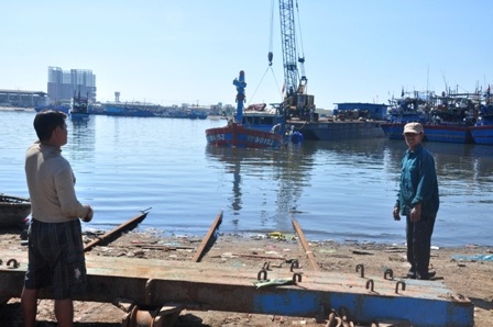 Tàu cá ĐNa 90152 cách bờ khoảng 20m