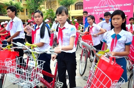 Các em học sinh nghèo hiếu học TP Đà Nẵng và Quảng Nam được nhận xe đạp.