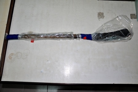 Nhân viên tiếp rượu quầy bar bị người yêu sát hại - 2 Con dao Long gây án. Ảnh: K.T.