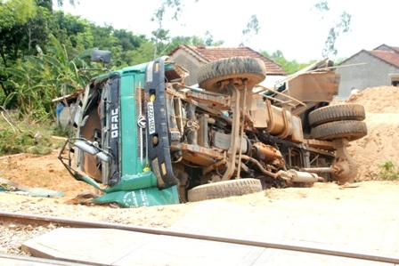 Hiện trường vụ tai nạn, chiếc xe tải bị hư hỏng nặng