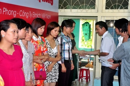 Lãnh đạo Công ty Elmich trao quà đến vợ các đồng chí Kiểm ngư và Cảnh sát biển