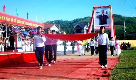 Tái hiện không gian văn hóa, nghệ thuật đặc sắc của đồng bào dân tộc - 1 Đoàn diễu hành rước ảnh Bác Hồ qua lễ đài trong ngày khai mạc trang trọng