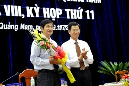 Ông Nguyễn Văn Sỹ (phải) tặng hoa chúc mừng tân Chủ tịch HĐND tỉnh Quảng Nam