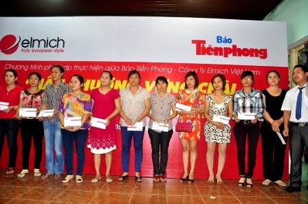 Lãnh đạo Công ty Elmich trao quà đến vợ các đồng chí Kiểm ngư và Cảnh sát biển