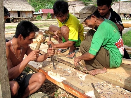 Những người trong thôn chạm khắc các hình thù đã được ông Bhling TrơNgâr “thiết kế”