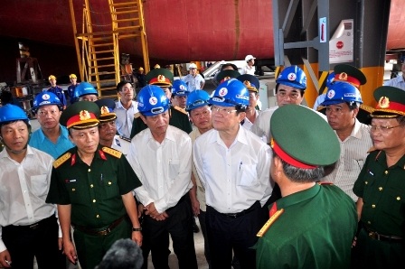 Chủ tịch nước tham quan phân xưởng đóng mới tại Tổng công ty Sông Thu