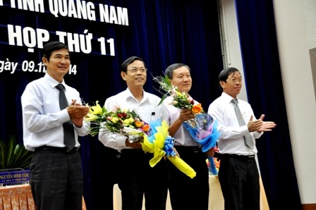 Tỉnh Quảng Nam bầu mới Chủ tịch HĐND và 2 Phó Chủ tịch UBND - 2 Ông Nguyễn Văn Sỹ (phải) tặng hoa chúc mừng tân Chủ tịch HĐND tỉnh Quảng Nam