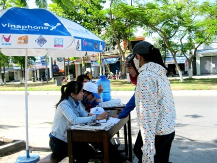 Sinh viên tình nguyện tận tình chỉ dẫn thí sinh.