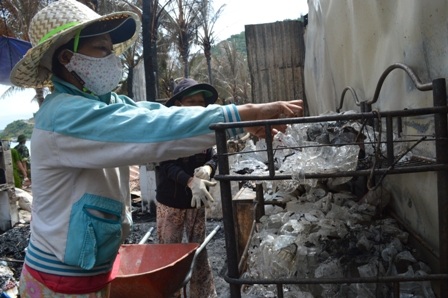 Người dân dọn dẹp kệ chén dĩa bị cháy