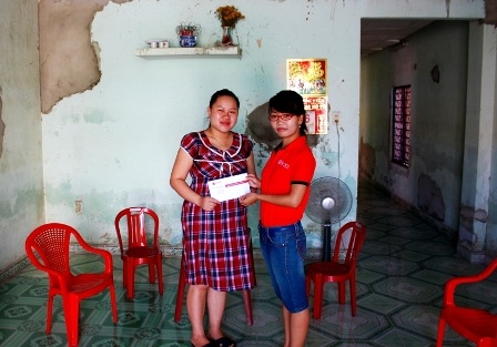 Đại diện Công ty Elmich trao quà cho chị Lê Thị Vân