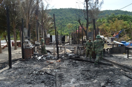 Lực lượng bộ đội giúp dân dọn dẹp các nhà hàng bị cháy