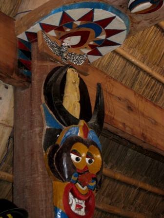 Đồng bào Cơ Tu khôi phục nhà Gươl để bảo tồn văn hóa - 4 Mặt nạ điêu khắc trong Gươl thôn Aréc