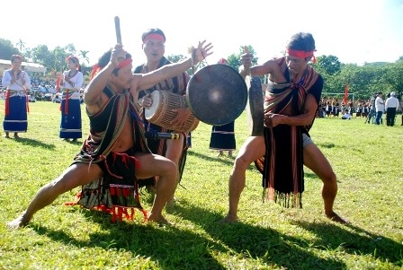 Tái hiện không gian văn hóa, nghệ thuật đặc sắc của đồng bào dân tộc - 9 Các tiết mục biểu diễn của các đoàn tham gia ngày hội