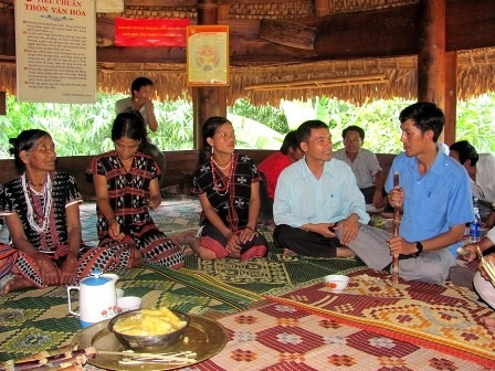 Mặt nạ điêu khắc trong Gươl thôn Aréc