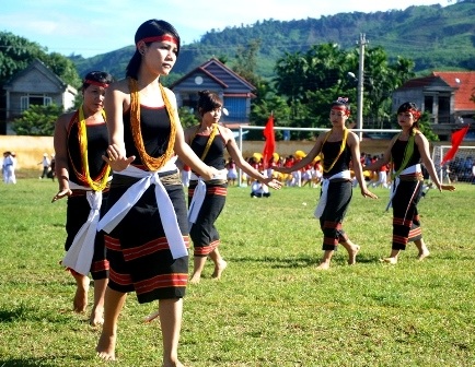 Tái hiện không gian văn hóa, nghệ thuật đặc sắc của đồng bào dân tộc - 2 Điệu múa Mừng lúa mới của đoàn chủ nhà huyện Bắc Trà My