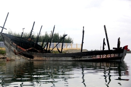 Thêm một tàu cá 4 tỷ đồng bùng cháy trong đêm - 1 Tàu câu mực khơi của ông Phạm Cương bị cháy rụi đêm 28 rạng sáng ngày 29/6 vừa qua. Ảnh: T.N.