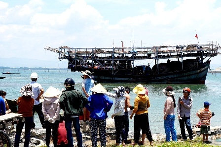 38 ngư dân Quảng Nam bị Brunei bắt giữ đã về nhà - 1 Người thân đón tàu câu mực cập bờ