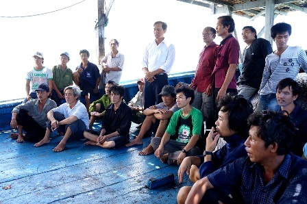 38 ngư dân Quảng Nam bị Brunei bắt giữ đã về nhà - 2 38 ngư dân tàu câu mực QNa đã trở về an toàn