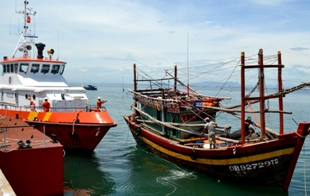 Vượt sóng to ra biển Hoàng Sa cứu 7 ngư dân - 1 Vượt sóng to ra biển Hoàng Sa cứu 7 ngư dân