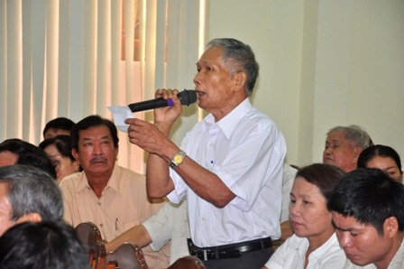 Cử tri Đỗ Thành Công chất vấn tại buổi tiếp xúc với ông Nguyễn Bá Thanh