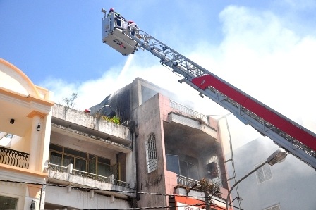 Xe thang chữa cháy từ mặt trước của cửa hàng