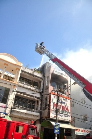 Xe thang chữa cháy từ phía trước cửa hàng