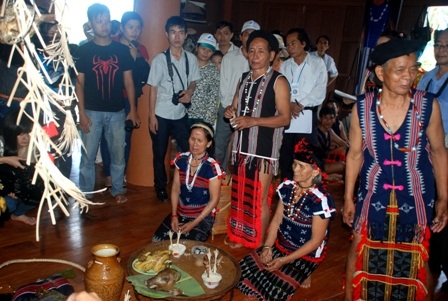 Cả hai gia đình làm lễ ra mắt gia tiên, dòng họ