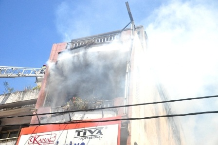 Khói nghi ngút bốc ra từ tầng 3 của cửa hàng