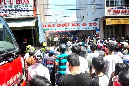 Đám cháy bên cạnh bãi đỗ xe ô tô