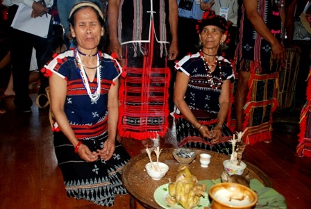 Cúng thần linh trong lễ cưới của đồng bào Cơ tu 