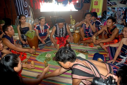 Thanh niên, trai tráng trong làng cùng chung vui với cô dâu, chú rể