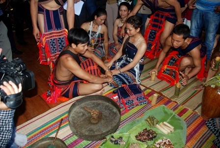 Hai bên trao cho nhau của hồi môn