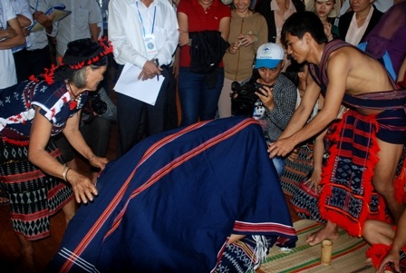 Sau đó chú rể mở tấm khăn để thấy mặt cô dâu