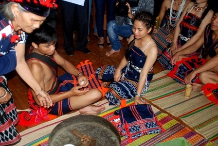 Hai bên trao cho nhau của hồi môn