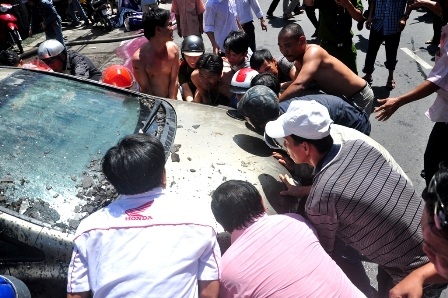 Người dân giúp chủ bãi đỗ ô tô đưa xe ra ngoài