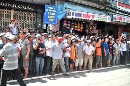 Rất đông người dân hiếu kỳ đến xem vụ cháy