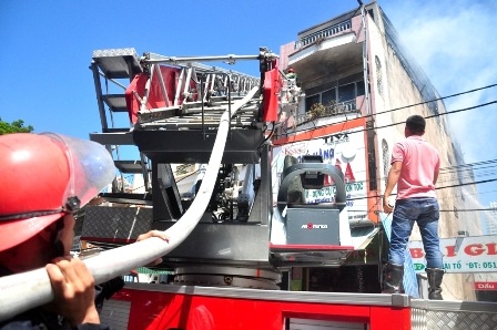 Xe thang chữa cháy từ phía trước cửa hàng