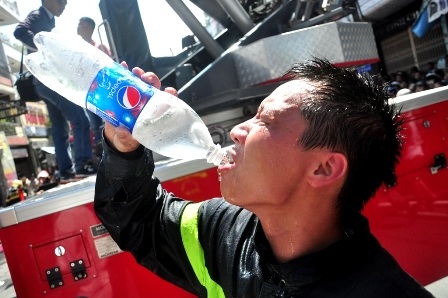 Một chiến sĩ tiếp nước để tiếp tục chữa cháy