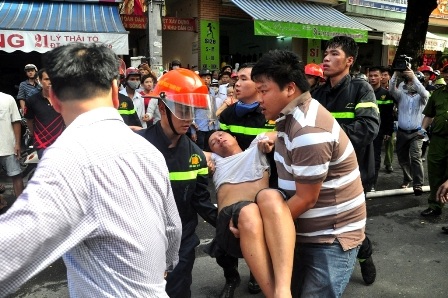 Một chiến sĩ bị ngạt khói trong lúc chữa cháy được đưa đến bệnh viện cấp cứu