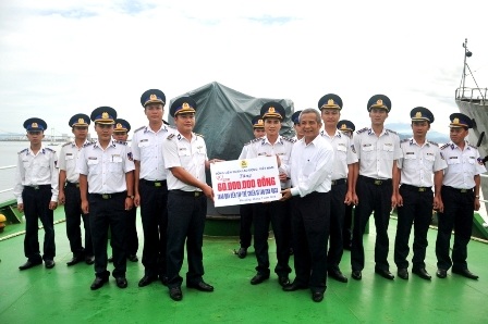 Chủ tịch Tổng LĐLĐ Việt Nam Đặng Ngọc Tùng tặng quà đến các chiến sĩ trên tàu CSB 4033