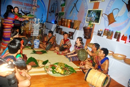 Sau lễ cưới, bà con hai họ và láng giềng hàng xóm được ăn tiệc mừng tân lang tân nương hạnh phúc.