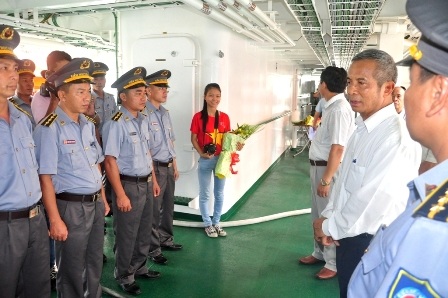 Ông Đặng Ngọc Tùng nói chuyện với các kiểm ngư viên trên tàu Kiểm ngư hiện đại nhất Việt Nam 781