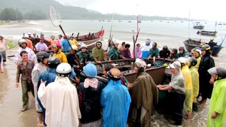 Ngư dân Đà Nẵng giúp nhau đưa tàu thuyền lên bờ tránh bão