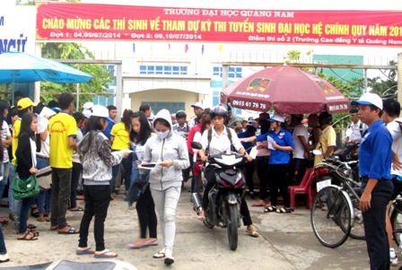 An ninh và ổn định khu vực vào đề thi môn Lịch sử - 10 Thí sinh ra về sau khi thi môn Sử tại Hội đồng thi CĐ Y tế Quảng Nam. (Ảnh: H.Phúc)