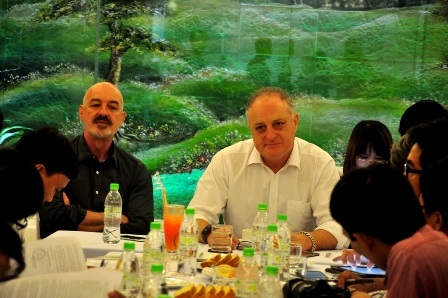 Ông David Seton (áo trắng) - Chủ tịch Tập đoàn Besra tại buổi họp báo