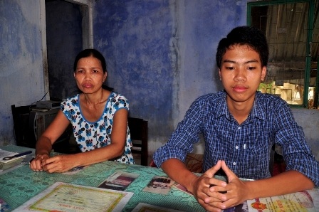 Sơn và mẹ trò chuyện với PV 